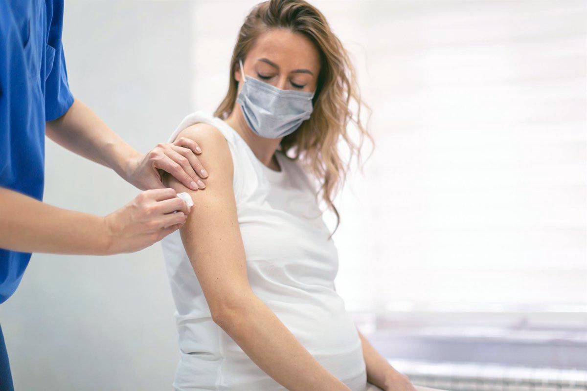Administración de una vacuna contra la covid 19 a una embarazada ¿Producen infertilidad las vacunas? / Foto: EP