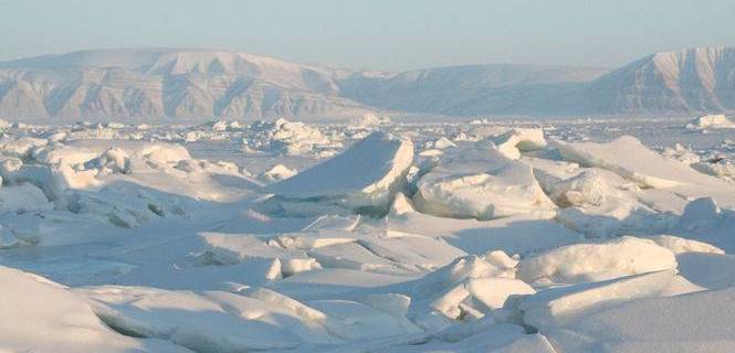 Placa de hielo ártico agrietada al norte de Groenlandia / Foto: Andy Mahoney, NSIDC
