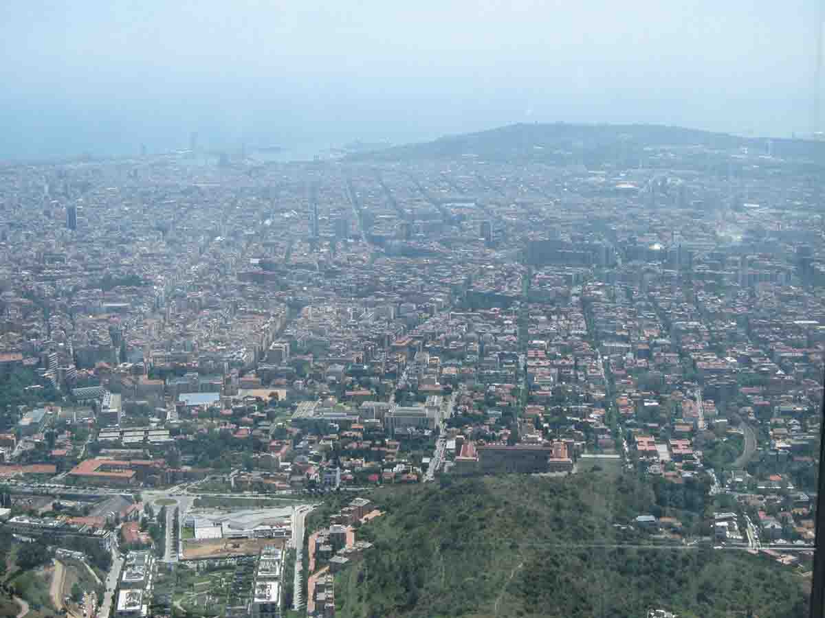 Vista de la ciudad de Barcelona en un día de alta contaminación / Foto: EP