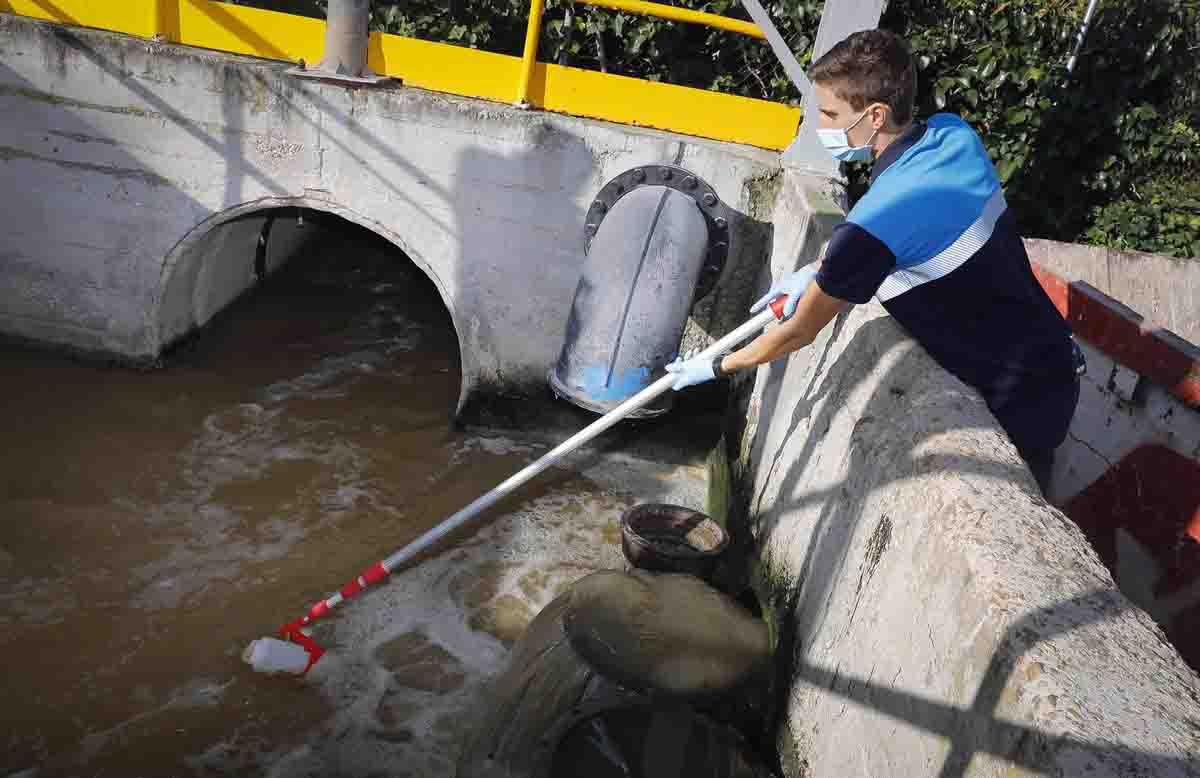 Recogida de muestras de aguas residuales del Canal Isabel ll / Foto: EP