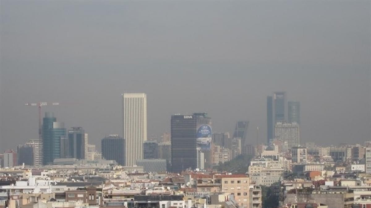 Vista de la contaminación de emisiones contaminantes en Madrid que supera los límites legales / Foto: EP