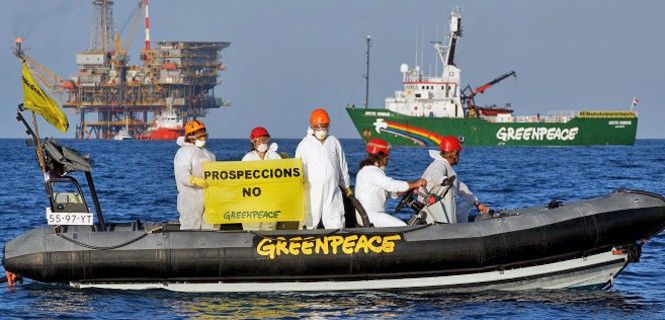 Activistas protestando frente a una plataforma petrolífera en las costas de Tarragona / Foto: Greenpeace