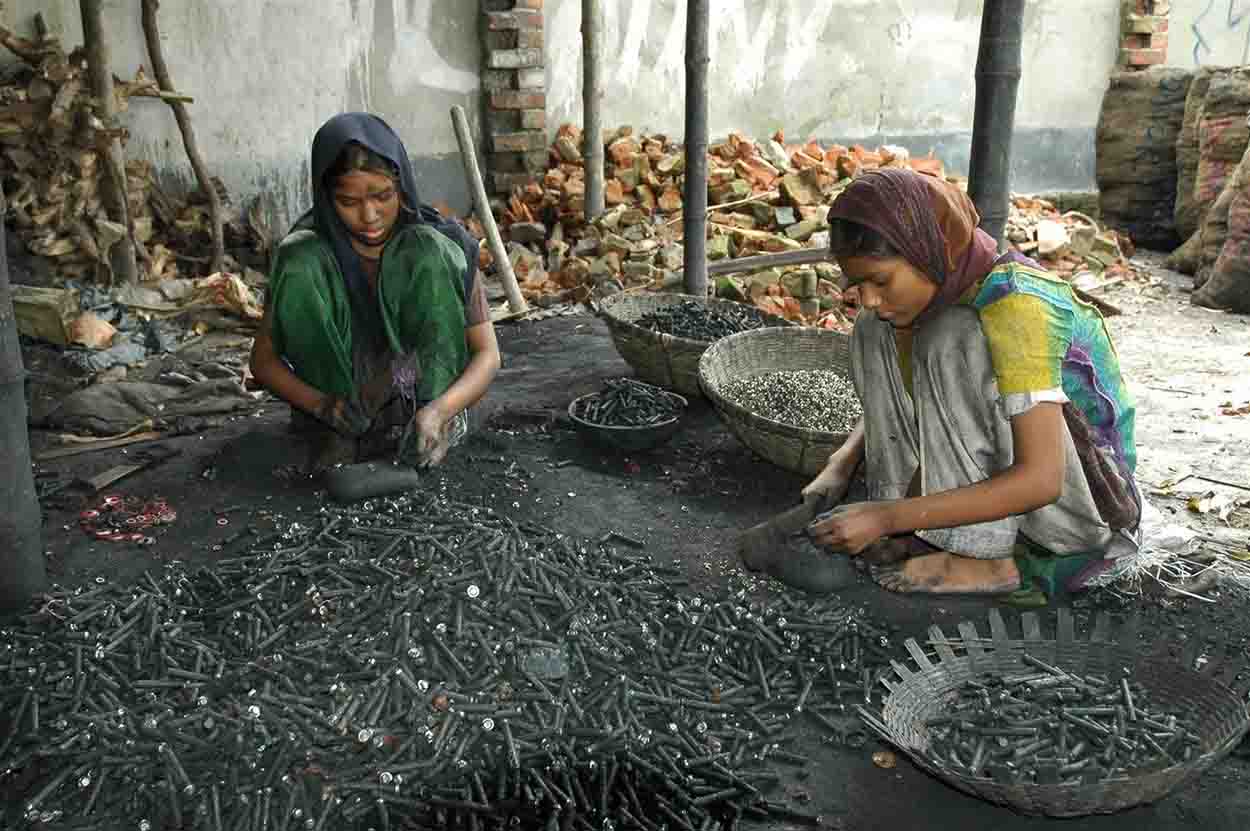 Niñas de 12 y 18 años trabajando con material tóxico en Bangladesh. Una de cada tres niñas y niños en el mundo sufren intoxicación por plomo / Foto: UNICEF