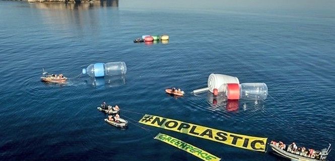 Activistas de Greenpeace en aguas baleares / Foto: EP - GP