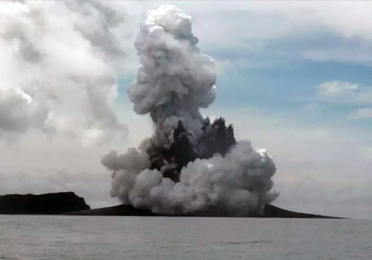 Erupción del volcán submarino Hunga Tonga Hunga Ha'apai, en Tonga / Foto: EP