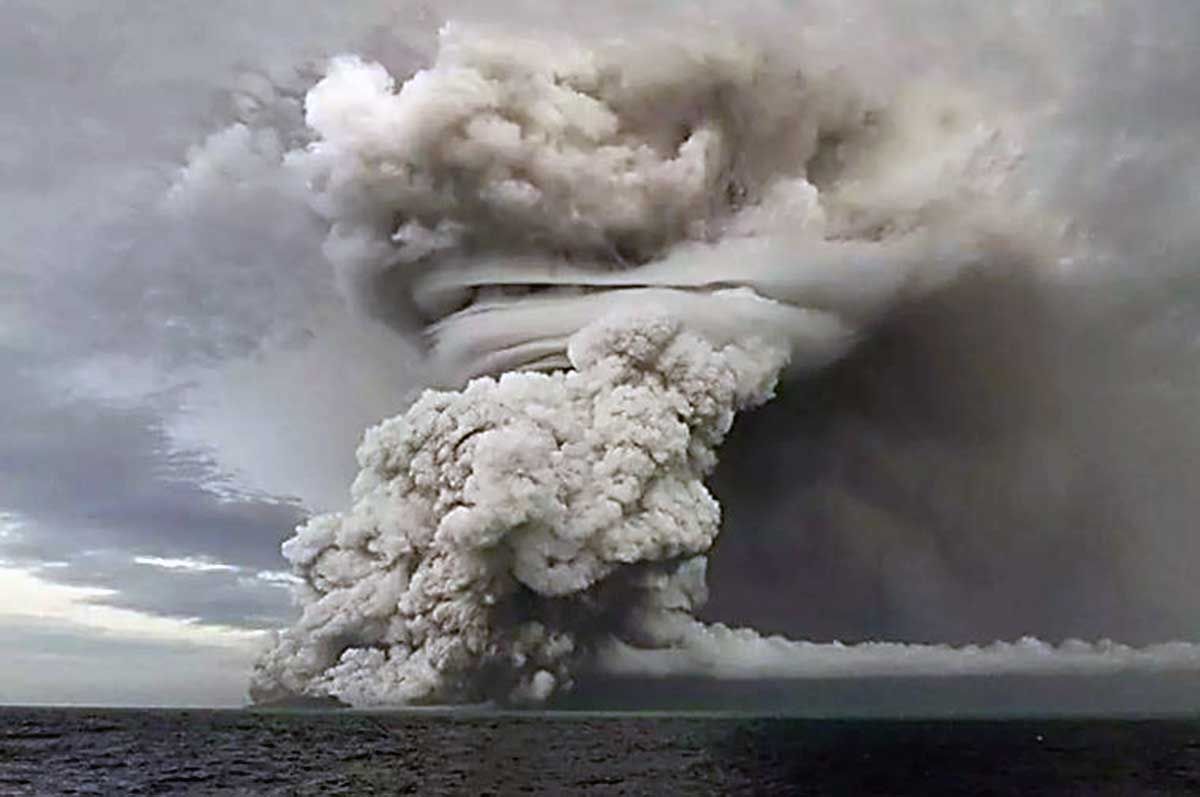 Erupción del volcán Hunga Tonga Hunga Ha'apai cerca de Tonga / Foto: Tonga Geological Services