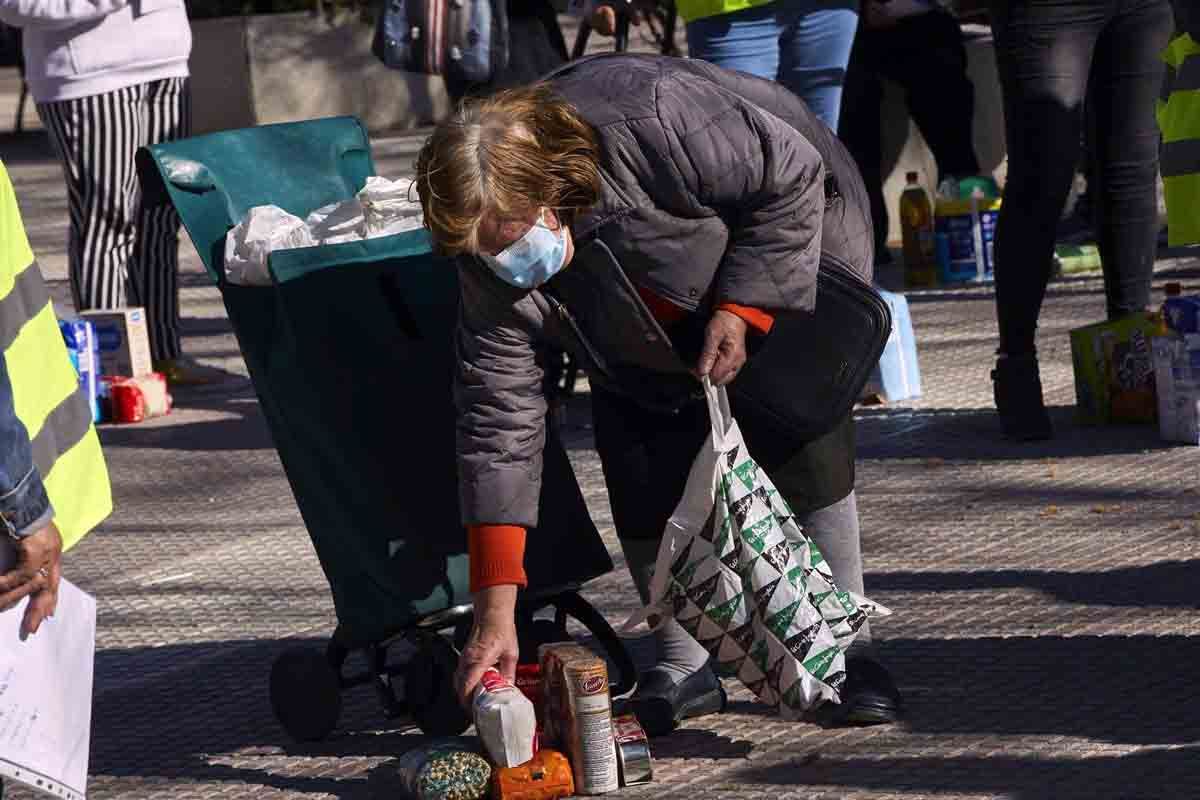 Una mujer recoge los productos de alimentación donados por parte de la Despensa Solidaria de Chamberí / Foto: Archivo - EP