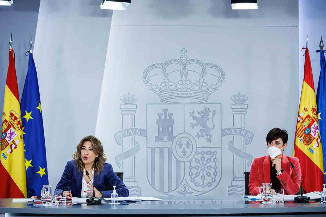 La ministra de Transportes, Raquel Sánchez  y la ministra Portavoz, Isabel Rodríguez, tras la reunión del Consejo de Ministros. El Gobierno aprueba un Real Decreto para reducir la contaminación por nitratos / Foto: A. Martínez - EP