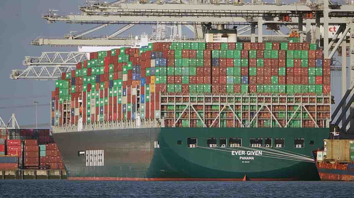 El buque portacontenedores 'Ever Given' en el puerto de Rotterdam en 2020, uno de los buques más grandes del mundo. Descarbonizar el transporte marítimo / Foto: Wikimedia