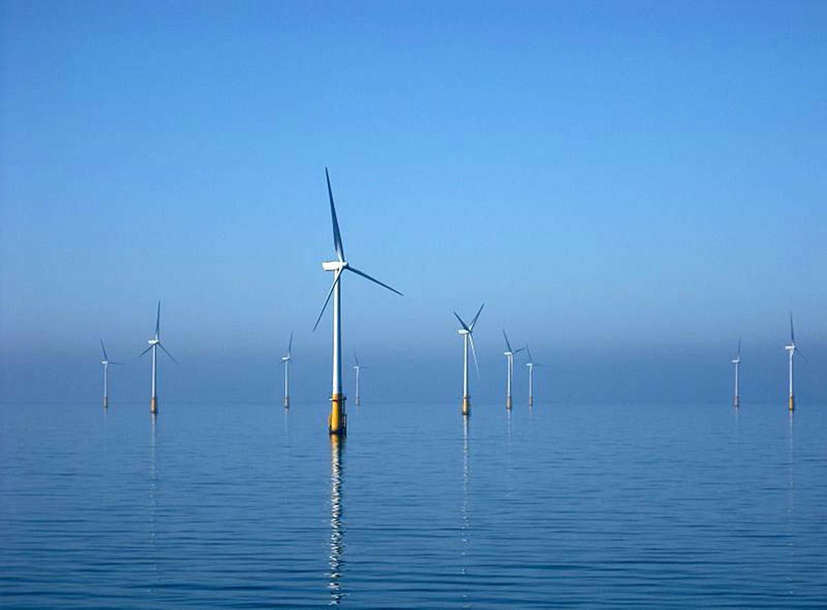 Turbinas eólicas marinas en el parque eólico marino Barrow frente a la isla de Walney en el Mar de Irlanda / Foto: Wikimedia
