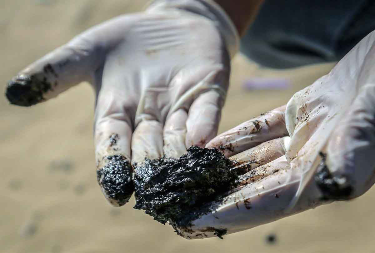 Restos de derrame de petróleo en una playa / Foto: Archivo - EP