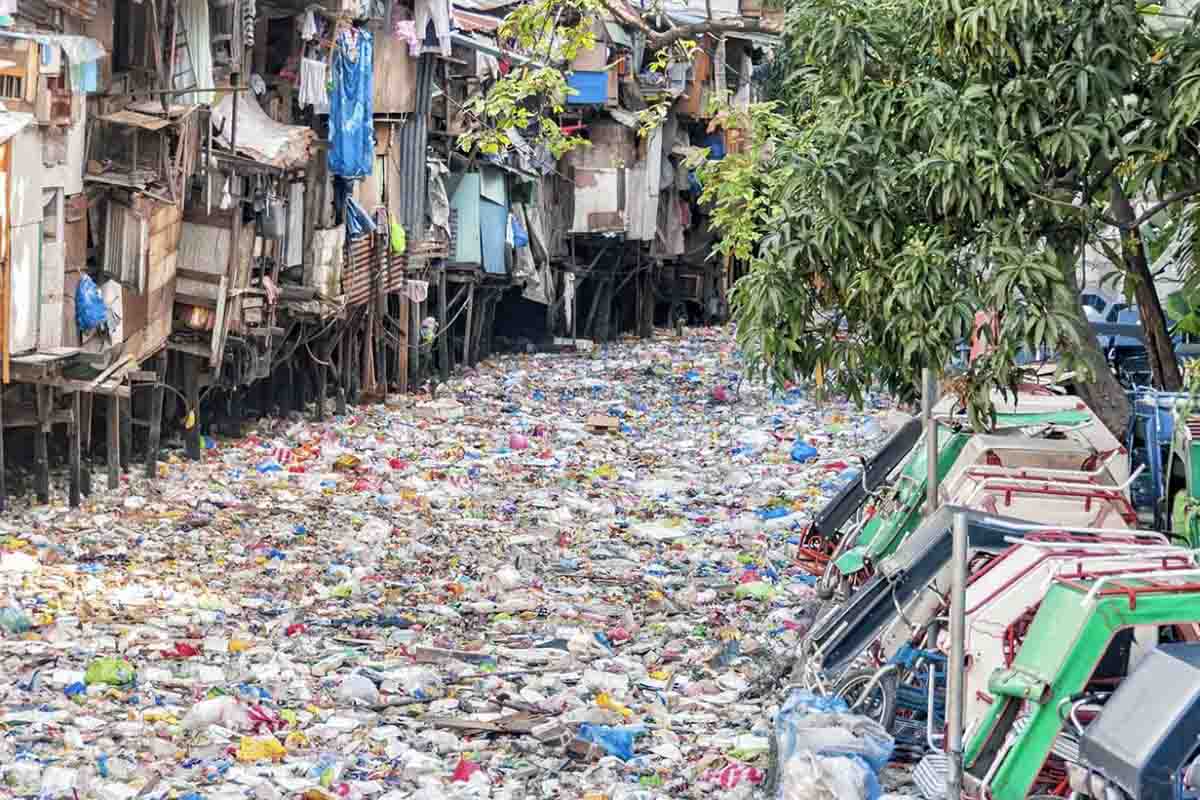 Plásticos acumulados en un río urbano. Se ha sobrepasado el límite planetario de contaminantes / Foto: SINC