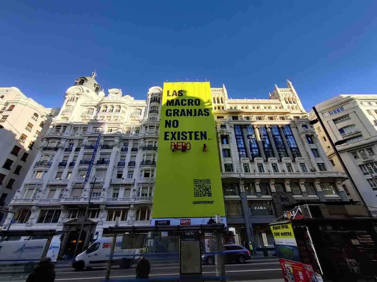 Activistas de Greenpeace piden al presidente del Gobierno, el cierre des macrogranjas / Foto: Greenpeace