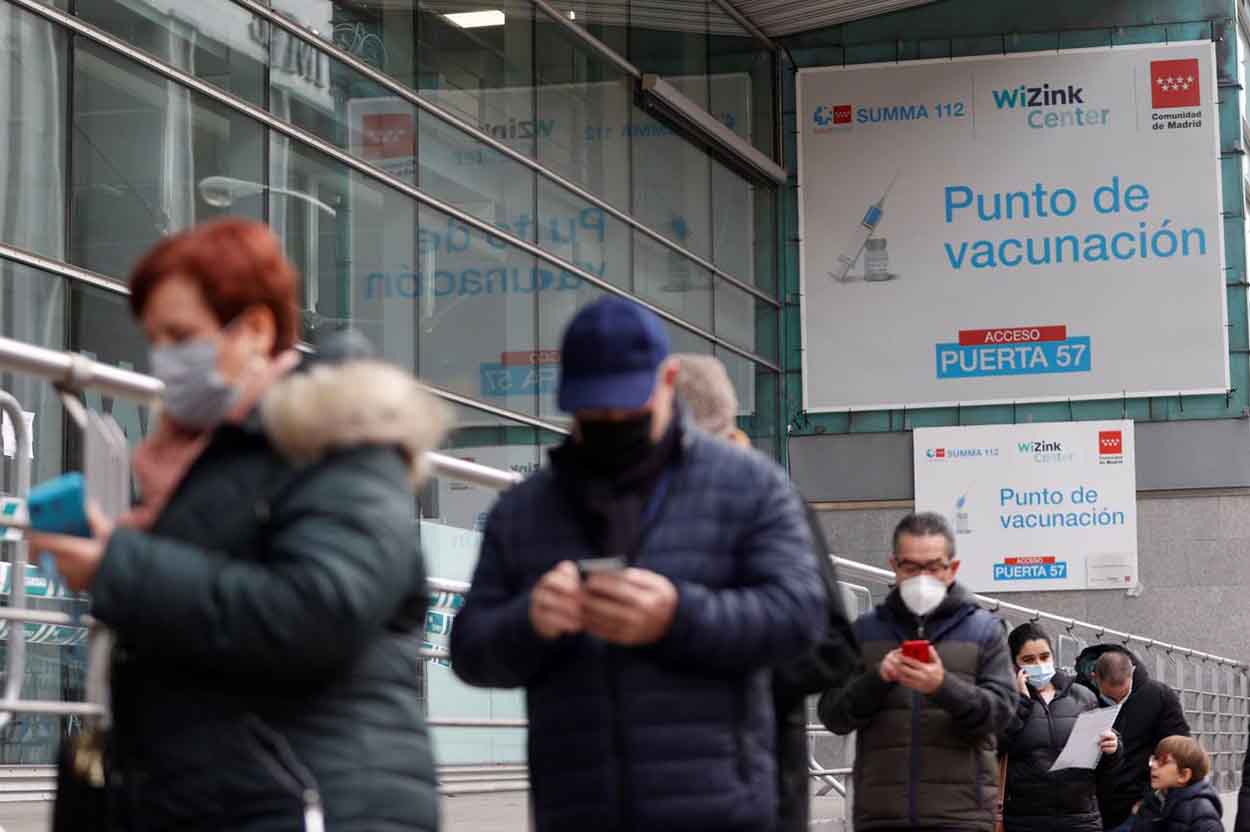 Cola de vacunación en el WiZink Center en Madrid / Foto: SINC