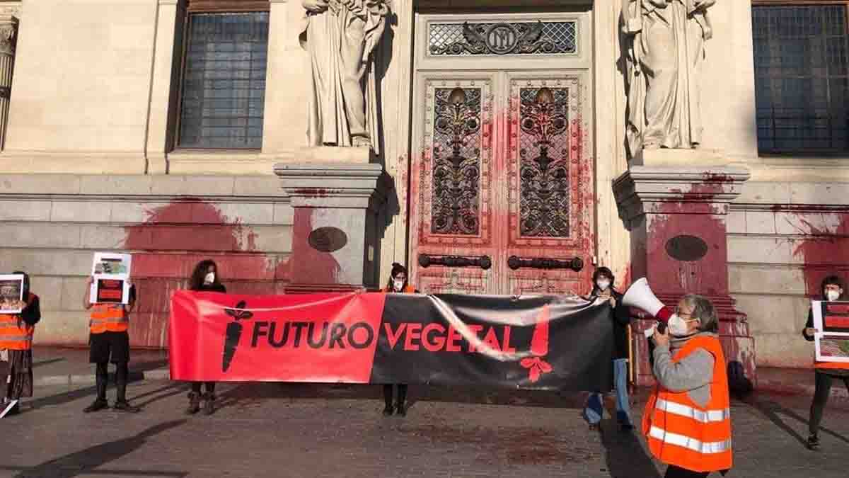 Activistas arrojan pintura a la fachada del Ministerio de Agricultura / Foto: Extinction Rebellion - EP