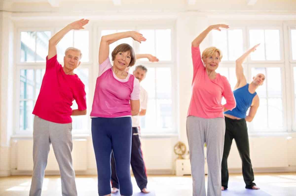 Personas mayores haciendo ejercicio / Foto: EP