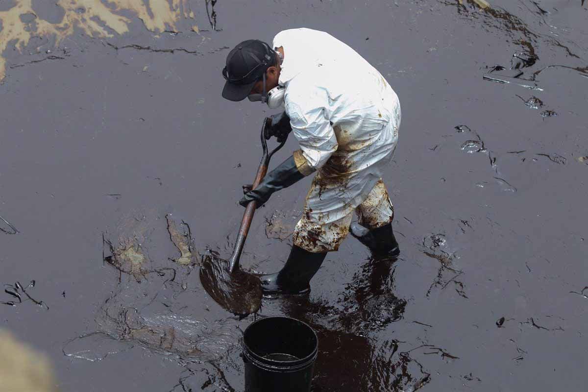 Un nuevo vertido de petróleo frente a las costas de la capital de Perú / Foto: EP