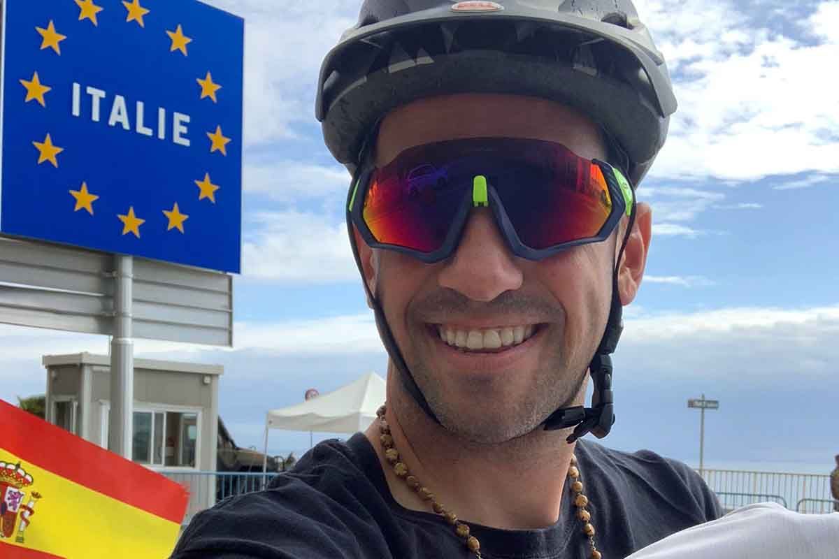 Santiago Sánchez en la frontera de Italia en su primer viaje en bici en octubre de 2019