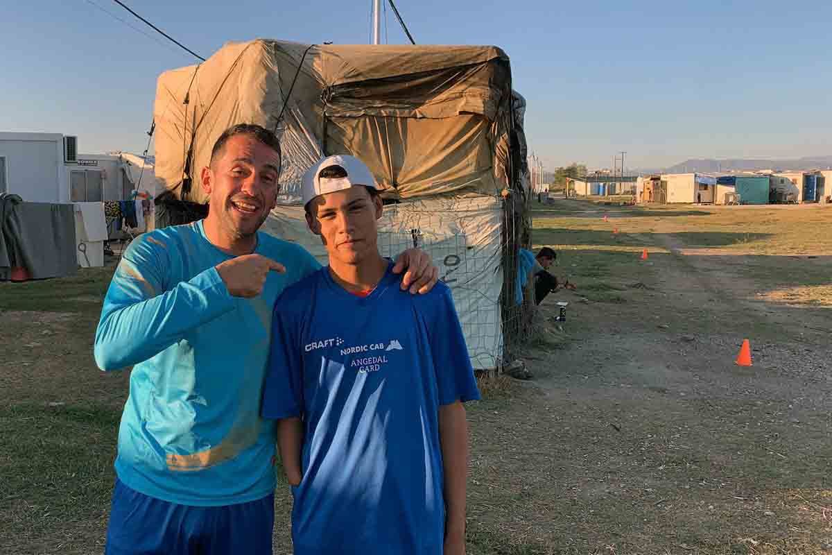Santiago Sánchez junto a un joven en el campo de Refugiagos de Polikastro de Grecia en septiembre de 2020