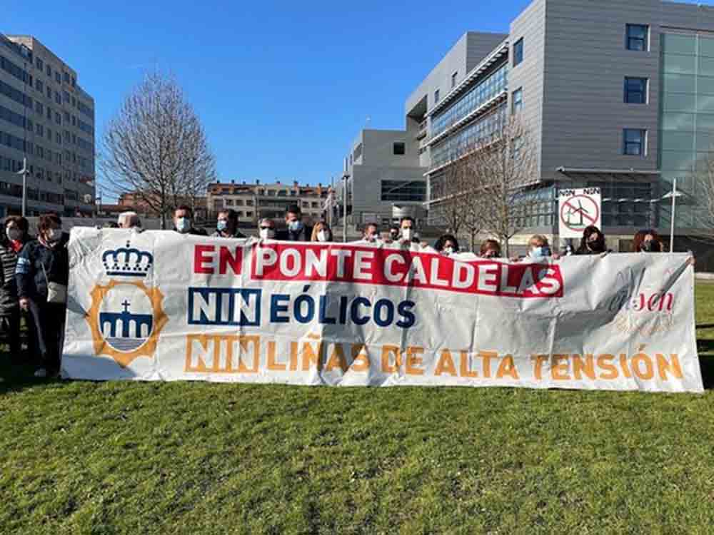 Protesta contra los macroproyectos eólicos ante la Delegación de la Xunta de Pontevedra / Foto: EP