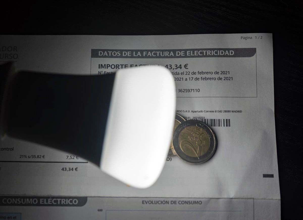 Una lámpara refleja el importe de una factura de la electricidad / Foto: EP