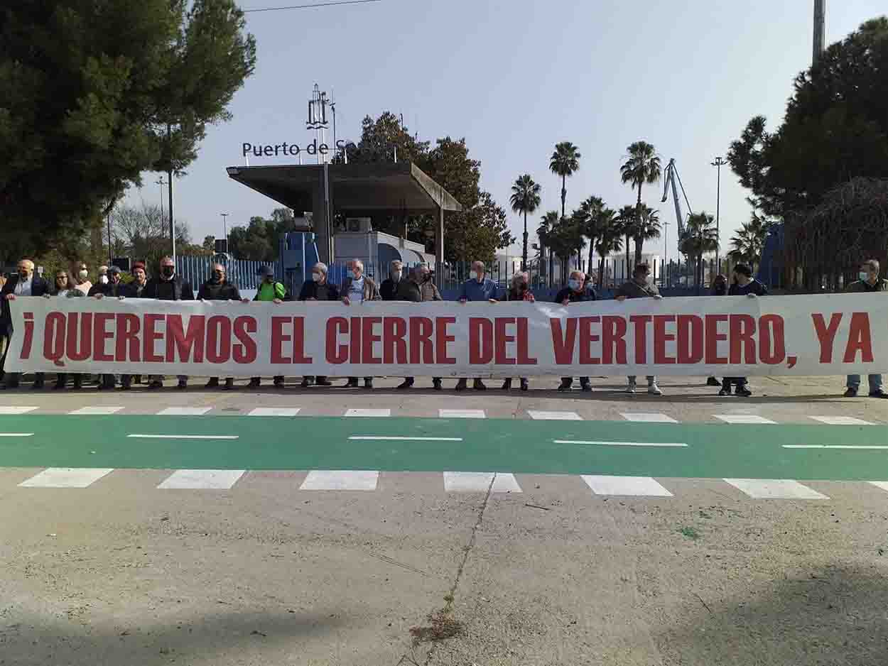 Concentración en el puerto de Sevilla contra la llegada de residuos tóxicos de Montenegro / Foto: EP