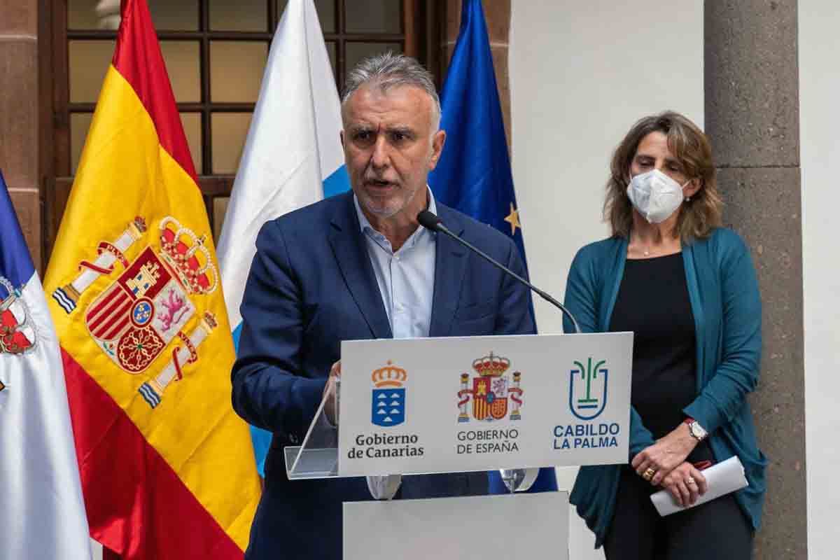 El presidente del Gobierno de Canarias, Ángel Víctor Torres (centro), durante una rueda de prensa junto a la ministra para la Transición Ecológica, Teresa Ribera (d), a 19 de noviembre de 2021 / Foto: EP