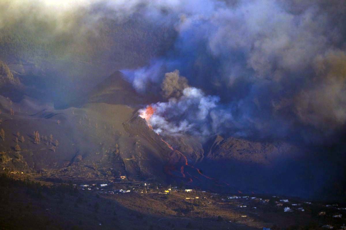 La colada de lava del volcán de La Palma en la zona de Cumbre Vieja se dirige hacia el mar / Foto: EP