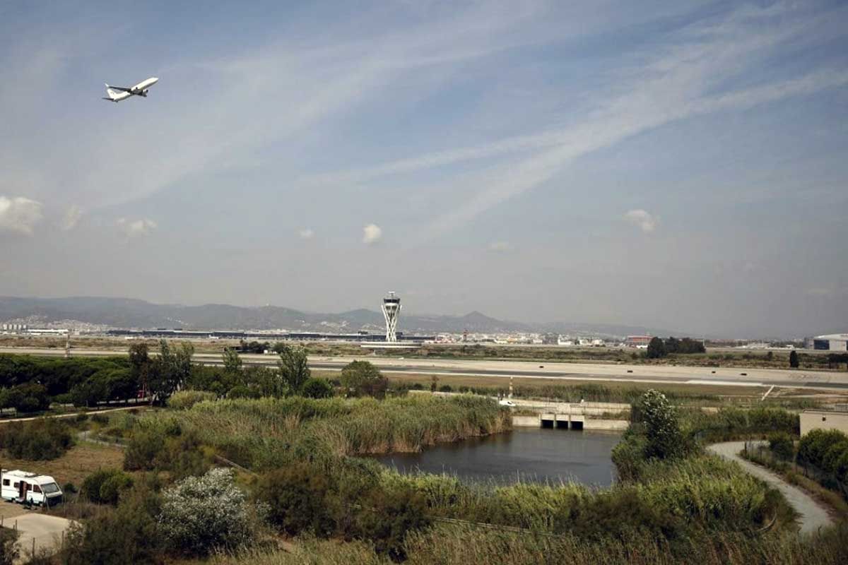 Un avión en el aeropuerto de Josep Tarradellas Barcelona El Prat, cerca del espacio protegido natural de La Ricarda, en El Prat de Llobregat, Barcelona, Cataluña (España) / Foto: EP