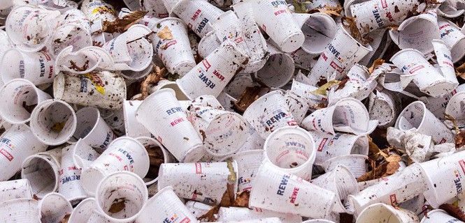 Los vasos de plástico de un solo uso son un ejemplo de derroche de recursos. Apostar por una economía circular / Foto: Meineresterampe