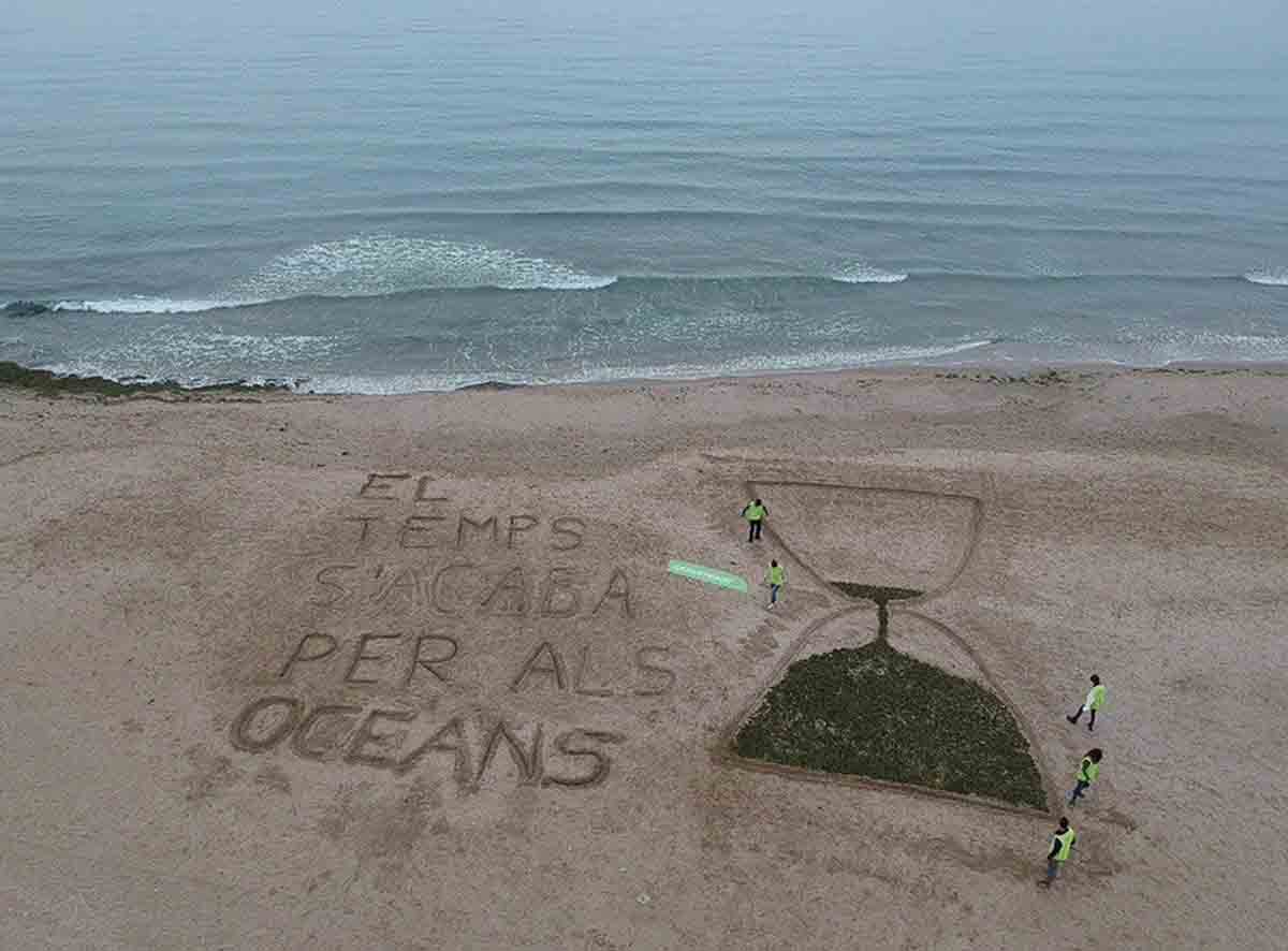 El tiempo se acaba para los océanos. Mensaje en la playa de Pobla de Farnals / Foto: Greenpeace - EP