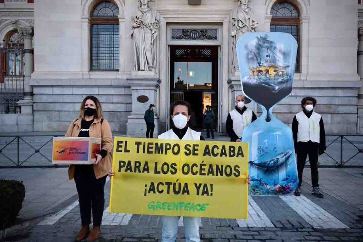 Greenpeace entrega 200.000 firmas en los ministerios de Agricultura, Pesca y Alimentación y de Transición Ecológica y el Reto Demográfico para un Tratado Global de los Océanos / Foto: Greenpeace - EP