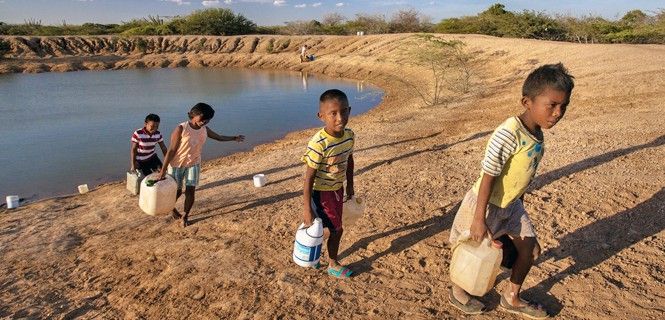 Niños que transportan agua, Colombia / Foto: Mike Bloem  WFP - EP