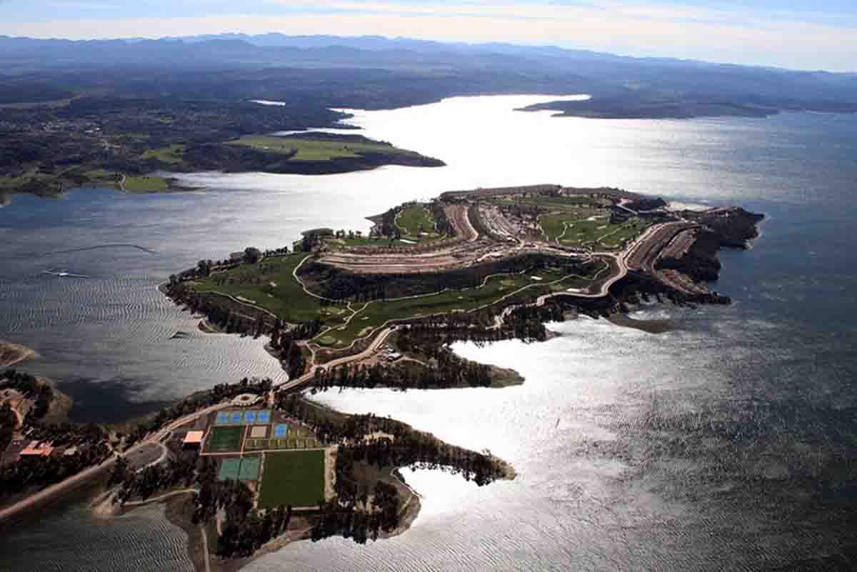 Isla de Valdecañas. Ecologistas en Acción celebra la sentencia del TS que acuerda la demolición del hotel / Foto: Turismo Extremadura - EP