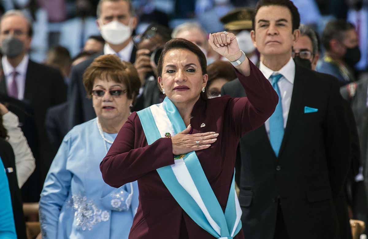 Xiomara Castro jura como la primera mujer presidenta de Honduras durante la ceremonia de inauguración en el Estadio Nacional. Declarados culpables seis activistas ecologistas de Guapinol / Foto: EP