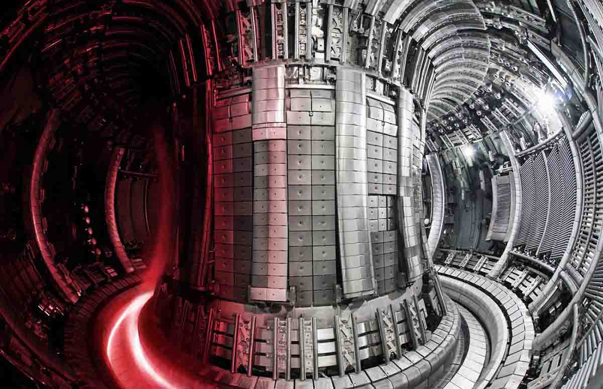Interior del Joint European Torus (JET) con el plasma superpuesto. Europa logra un nuevo récord en energía de fusión / Foto: UKAEA