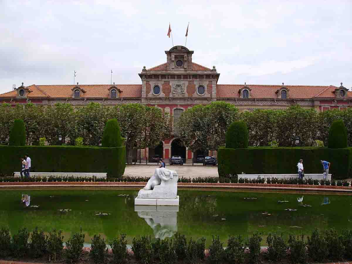 El Parlament catalán pone límites a las macrogranjas / Foto: Wikipedia