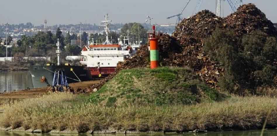 Barco con 6.000 toneladas de arena tóxica con destino Nerva / Foto: Ecologistas en Acción - EP