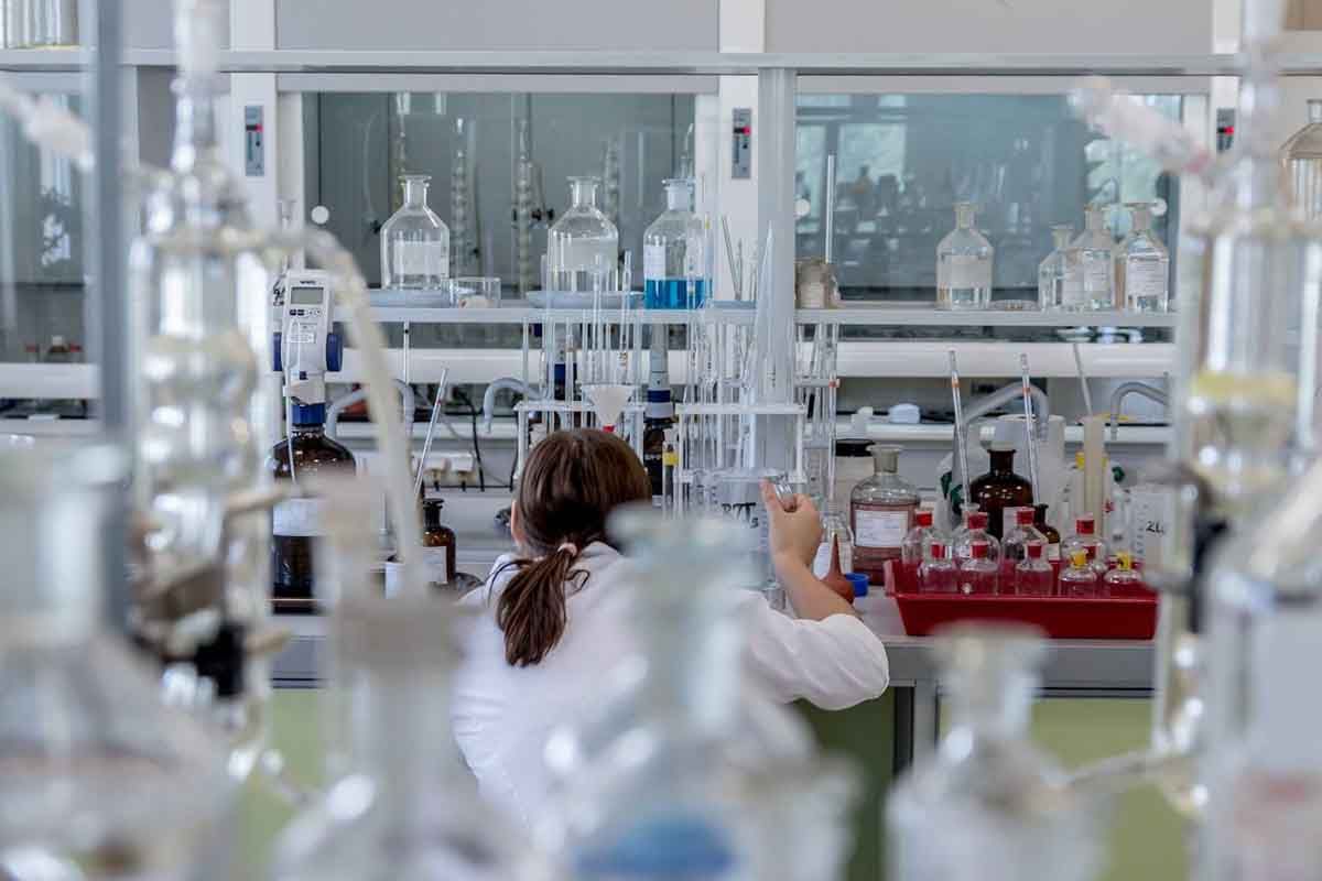 Investigadora química en el laboratorio. Solo un 20% de las investigadoras lideran las publicaciones / Foto: Pixabay