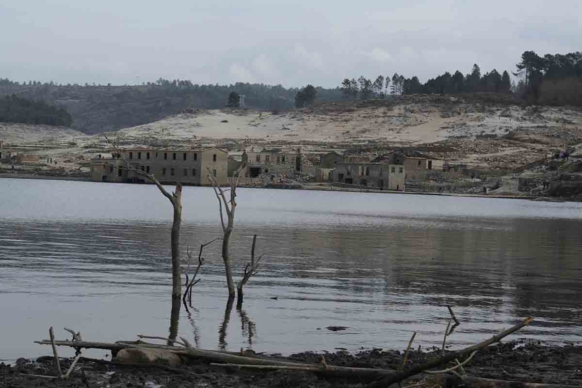 La sequía, producida en las cuencas gallegas por falta de lluvia y sobreexplotación del recurso hídrico, ha dejado Aceredo al descubierto. Insensata política hídrica / Foto: EP