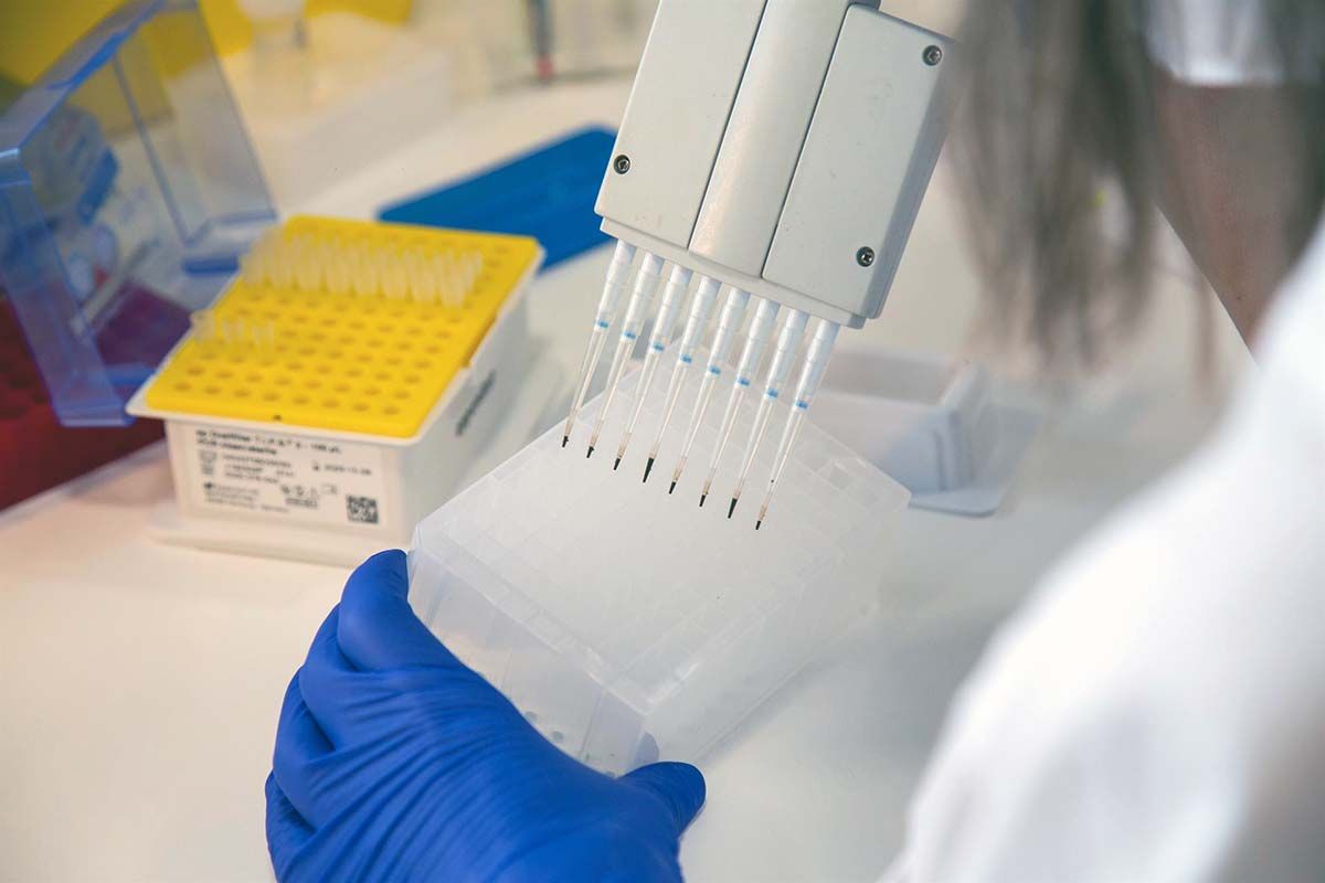 Una investigadora trabajando en el laboratorio de Microbiología del Hospital Universitario de Badajoz / Foto: Archivo - Javier Pulpo – EP