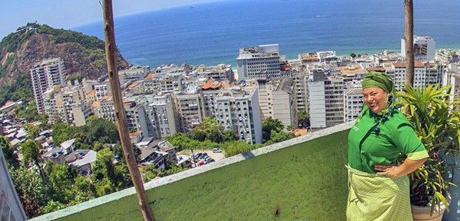 Regina Tchelly en la azotea con la favela al fondo / Foto: A. Miguel Gonçalves