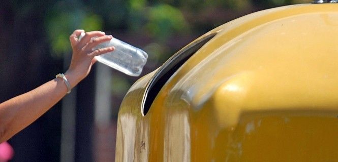 Depósito de  un envase de plástico en un contenedor amarillo / Foto: Ecoembes