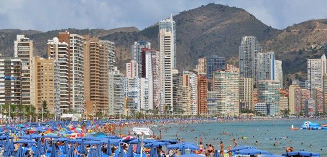 Perfil de Benidorm (Alicante), meca del turismo de playa en España / Foto: JMP