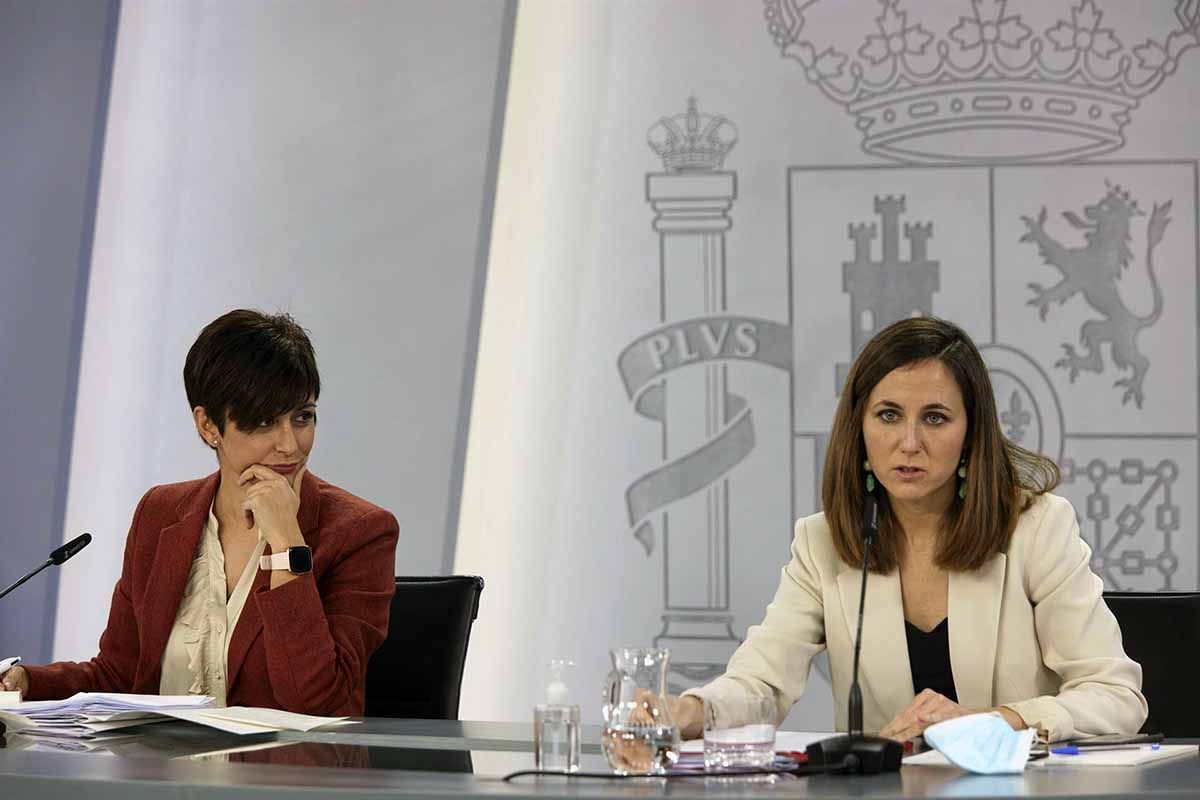 La ministra Portavoz, Isabel Rodríguez (i), y la ministra de Derechos Sociales y Agenda 2030, Ione Belarra, en una rueda de prensa posterior a una reunión del Consejo de Ministros, en la Moncloa, a 1 de febrero de 2022, en
