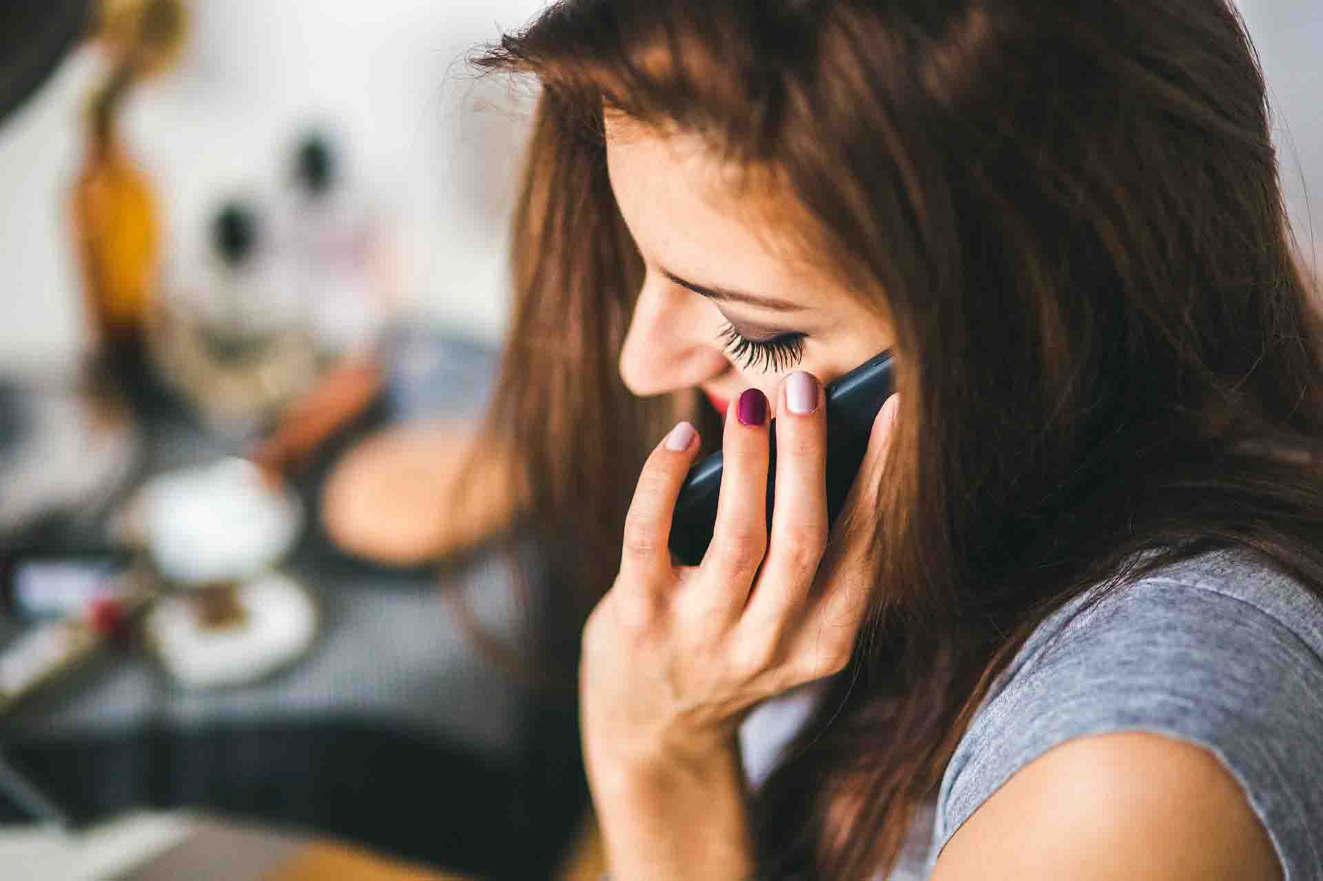 Una mujer conversa por un  teléfono móvil / Foto: Pixabay