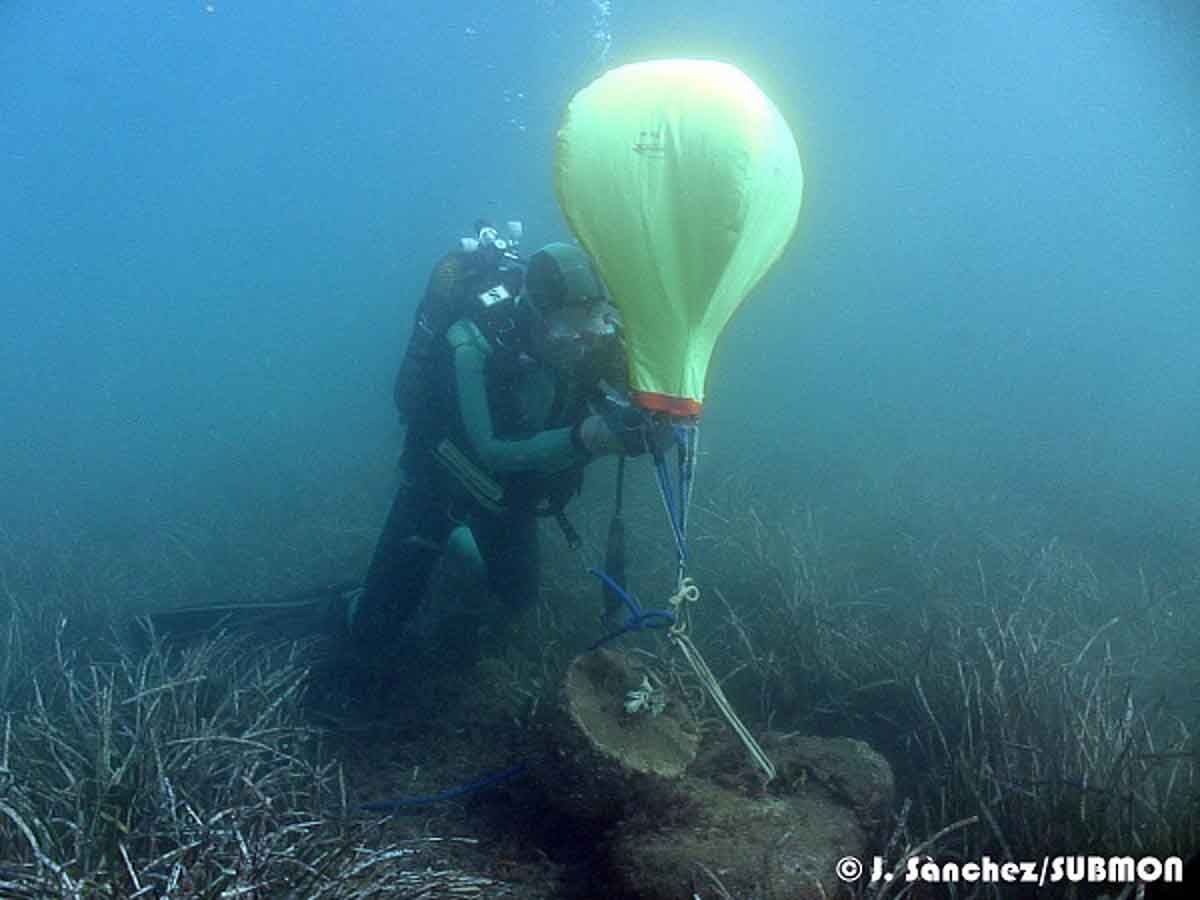 SUBMON retira 4500 kilos de residuos de gran tamaño que impactaban a praderas de posidonia / Foto:  J. Sánchez - SUBMON - EP