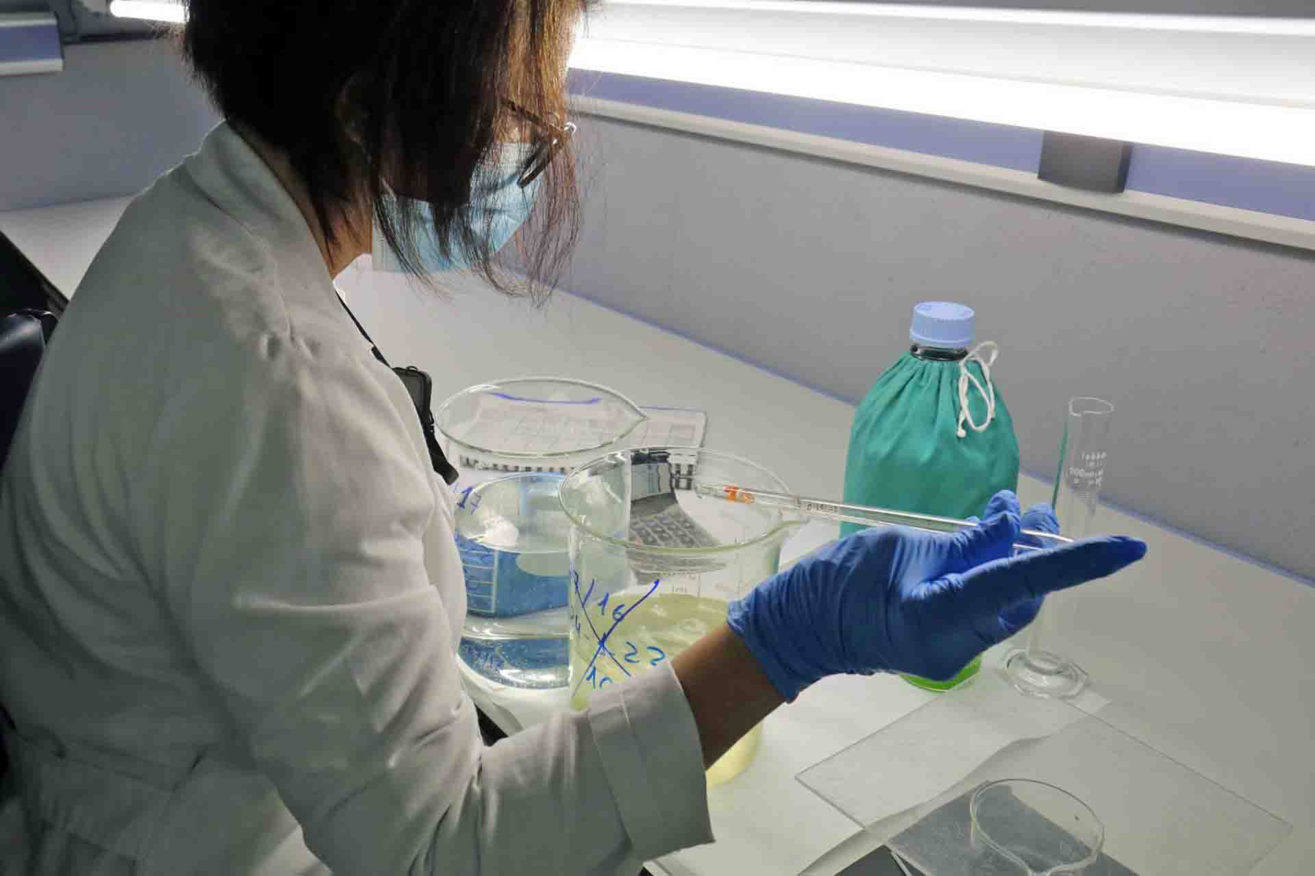 Una empleada sostiene una probeta en el Instituto Nacional de Toxicología y Ciencias Forenses (INTCF), en Las Rozas, a 9 de febrero de 2022, en Madrid (España).  Ley de Ciencia / Foro: EP