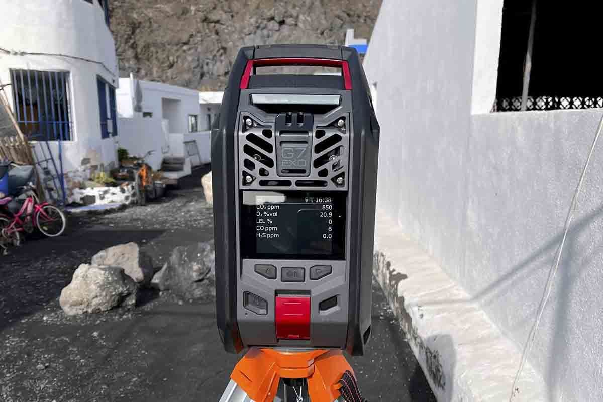 Equipos de medición de gases en zonas aún evacuadas / Foto: Info Volcán de La Palma
