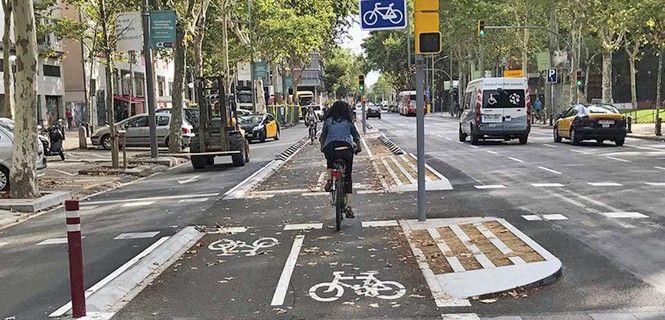 Personas llevando a cabo desplazamientos en bicicleta / Foto: ISGlobal